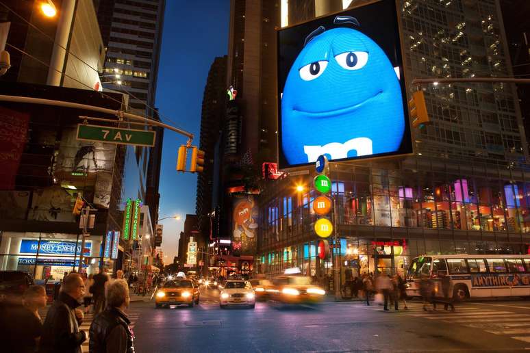 É um ponto de diversão, que atrai turistas adultos e crianças no coração do comércio de Nova York, junto à Times Square.