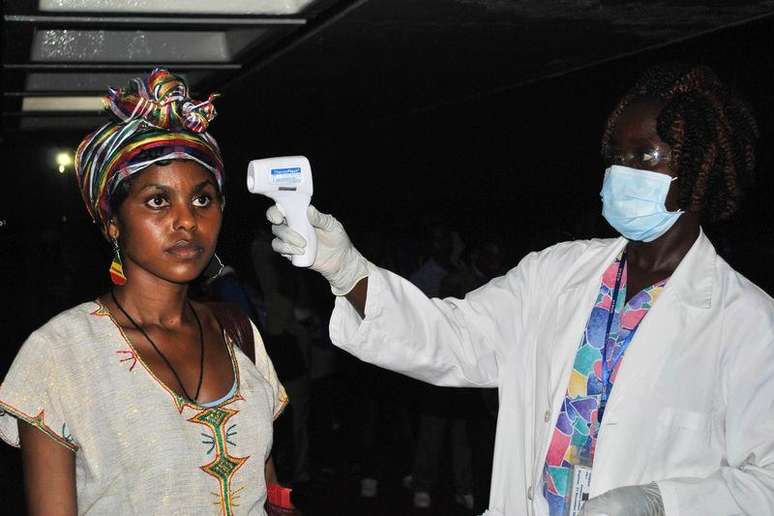 Uma agente de saúde etíope tem temperatura medida ao chegar ao aeroporto Roberts, nos arredores de Monróvia, na Libéria, na terça-feira. 16/12/2014