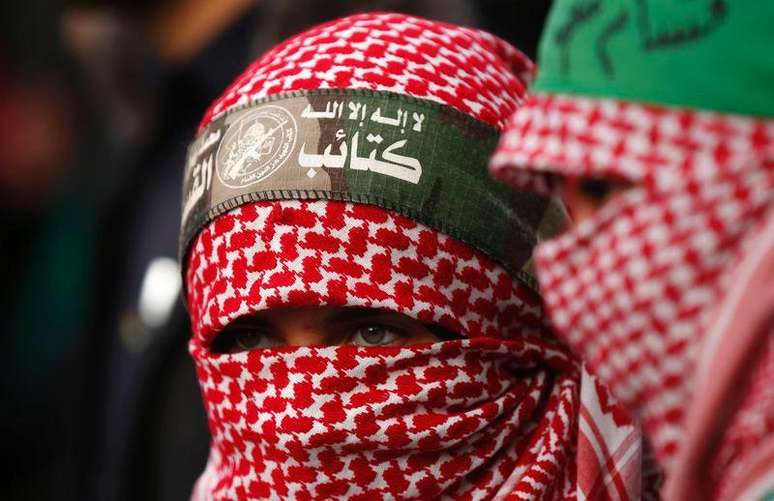 Palestina mascarada assiste a apresenta&ccedil;&atilde;o de membros das brigadas al-Qassam, bra&ccedil;o armado do movimento Hamas, em Gaza. 14/12/2014.