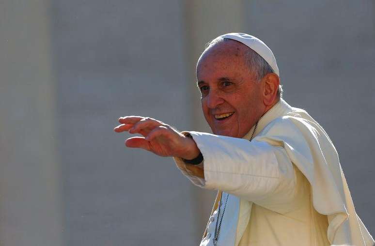 <p>Em dia de seu aniversário, o Papa mostrou satisfação pelas relações renovadas entre países</p>