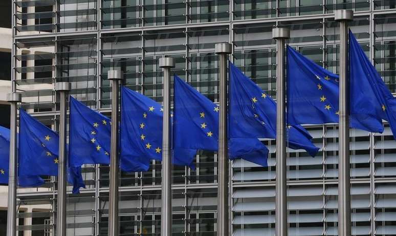 Bandeiras da UE vistas fora da sede da Comissão Europeia em Bruxelas. 10/09/2014
