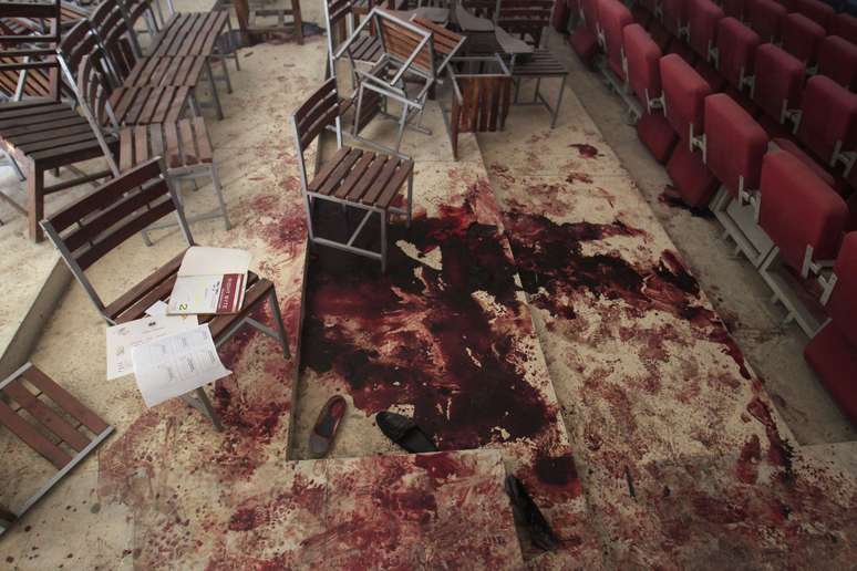 <p>O massacre na Escola P&uacute;blica do Ex&eacute;rcito de Peshawar deixou rastros de sangue por todos os lados</p>