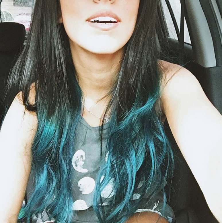 Jade mudou o visual e adotou ombré hair no tom azul turquesa