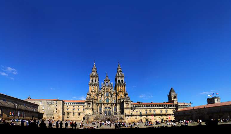 Peregrinos do mundo inteiro percorrem os caminhos que levam a Santiago de Compostela