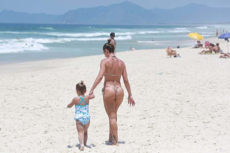 Mario Frias curtiu a companhia da mulher nesta quinta-feira, na Barra da Tijuca