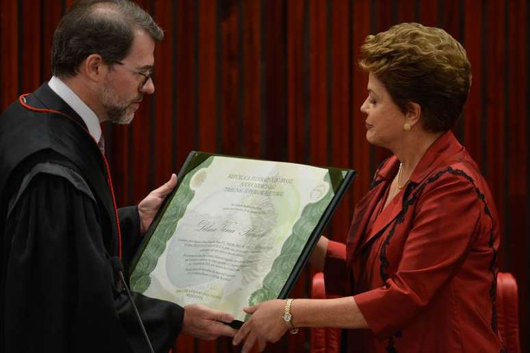 O presidente do TSE, Dias Toffoli, diploma a presidenta reeleita Dilma Rousseff 