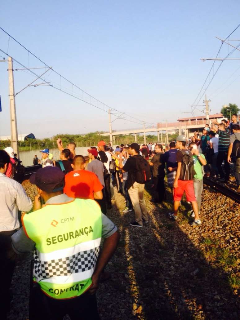 De acordo com a leitora Arianna Nascimento, um grupo de pessoas se revoltou após a parada do trem a 100 metros da estação e atirou pedras contra a cabine do maquinista 