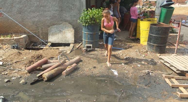 Esgoto a céu aberto na Favela do Moinho, no bairro de Campos Elíseos, no centro de São Paulo