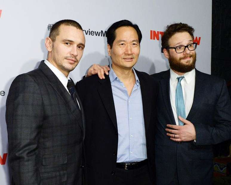 <p>Atores James Franco, Charles Rahi Chun e Seth Rogen posam na première de <em>A Entrevista</em> em Los Angeles</p>