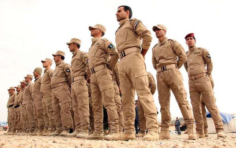 Voluntários sunitas de Mosul participam de treinamento militar para enfrentar Estado Islâmico. 08/12/2014.