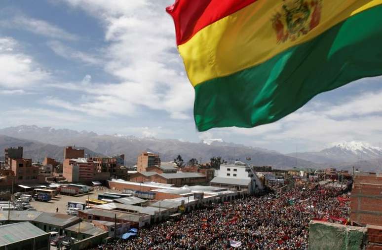 Una bandera boliviana flameando en una manifestación en El Alto, cerca de La Paz, jul 20 2007. Bolivia acordó el jueves pagar una compensación de 357 millones de dólares a la petrolera anglo-argentina Pan American Energy (PAE), por la nacionalización en el 2009 de la participación mayoritaria que la firma extranjera tenía en la compañía local Chaco.
