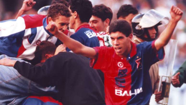 <p>Ricardinho, revelado nas categorias de base, comemora seu gol do título de 1996</p>