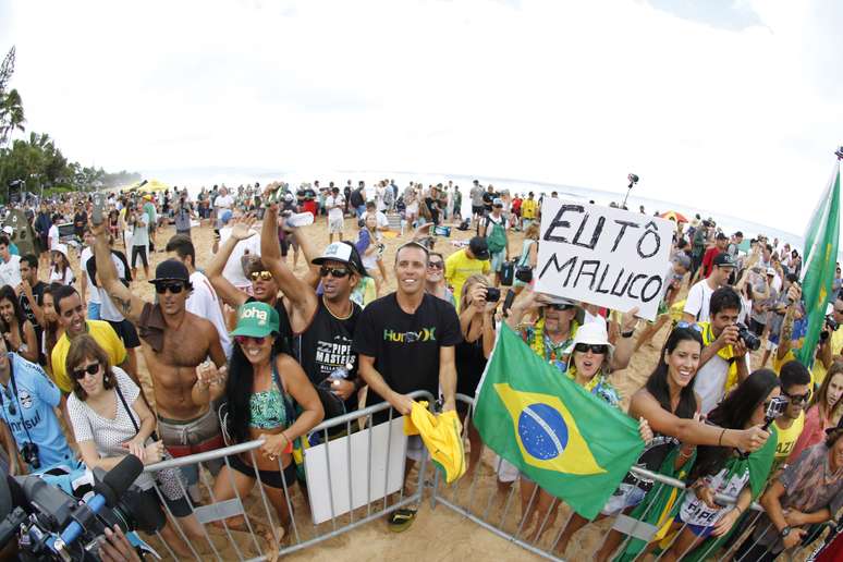 <p>Praia de Pipeline foi invadida por brasileiros</p>