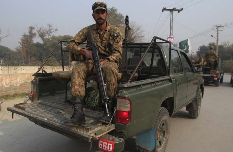 <p>Soldados paramilitares patrulham região atacada por homens armados do Taliban, em 19 de dezembro</p>