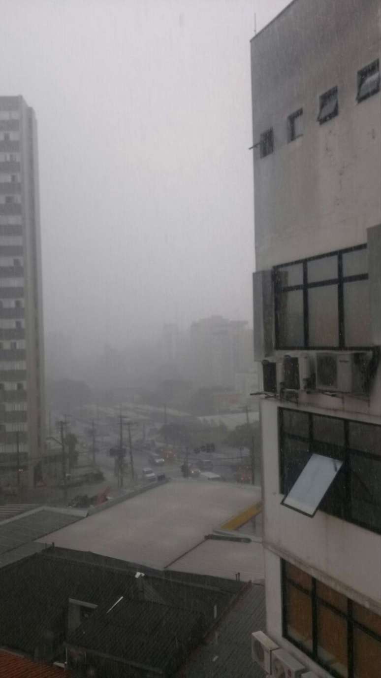 <p>A chuva atingiu o bairro Vila Madalena por volta das 14h</p>