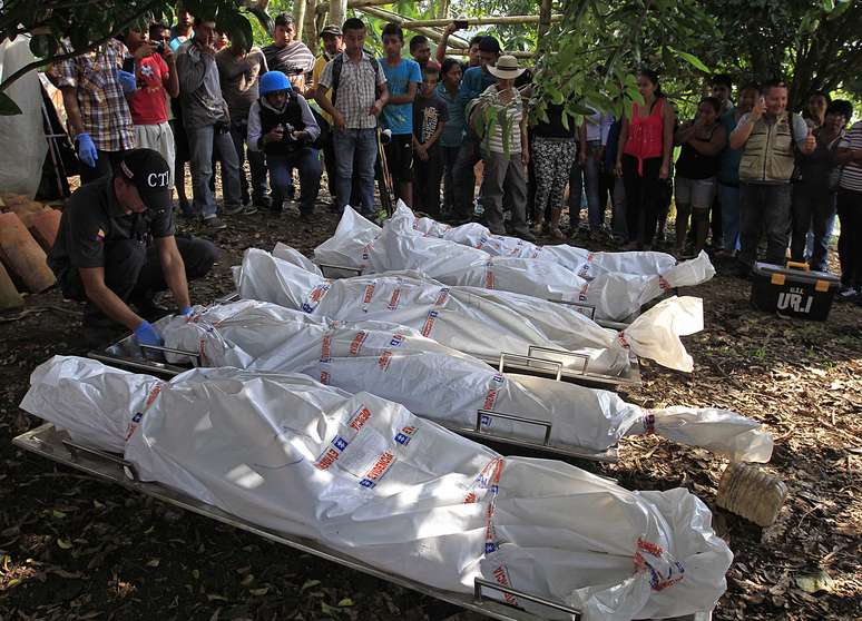 <p>Corpos dos cinco soldados mortos pelas For&ccedil;as Armadas Revolucion&aacute;rias da Col&ocirc;mbia (FARC) em uma &aacute;rea rural de Santander de Quilichao, Cauca, em 19 de dezembro</p>