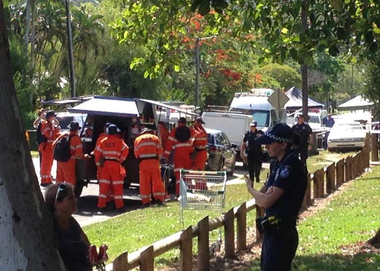 Policiais isolaram o local da casa onde crianças foram mortas