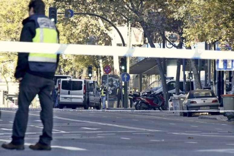 Homem desempregado lançou veículo contra a sede do partido popular, em Madri