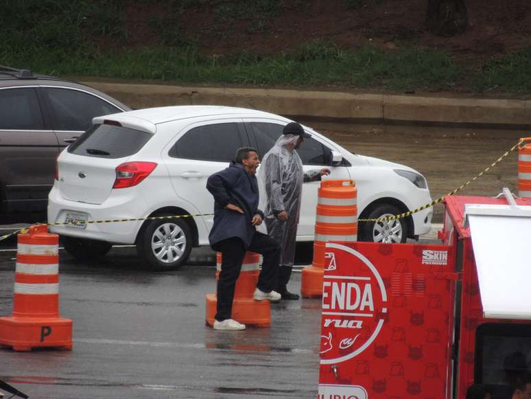 Estacionamento ruim, o carro do motorista irritado não pode