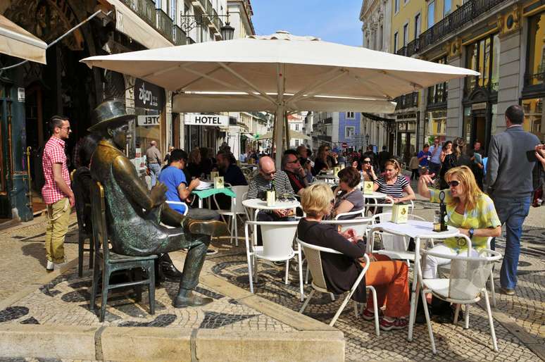 Visite o Café A Brasileira, o preferido do escritor Fernando Pessoa