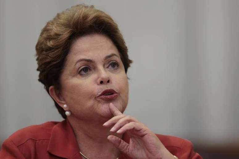 A presidente Dilma Rousseff exibe diploma presidencial ao lado do presidente do Tribunal Superior Eleitoral (TSE), ministro Dias Toffoli, durante cerimônia nesta quinta-feira em Brasília. 18/12/2014