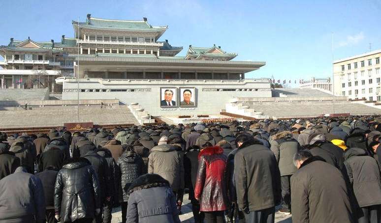 Norte-coreanos prestam homenagem ao ex-líder Kim Jong Il, em Pyongyang, no aniversário de três anos de sua morte. 17/12/2014