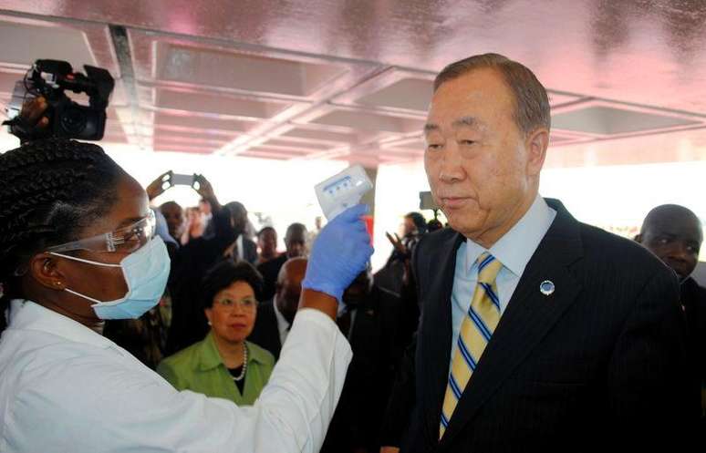 Secretário-geral da ONU Ban Ki-moon passa por exame na chegada a Monróvia. 19/12/2014.