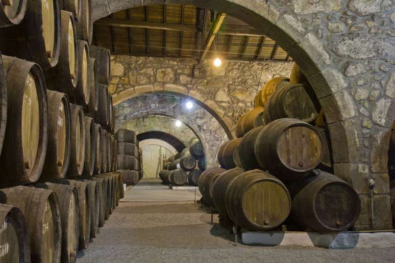 Visite as caves e conheça mais sobre a produção do vinho famoso no mundo inteiro