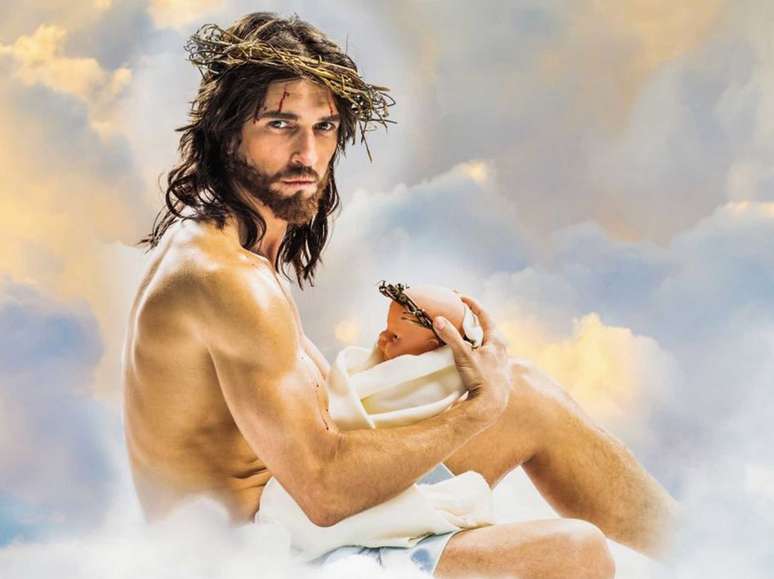 Calendário com "Jesus" é polêmico por fotos sensuais
