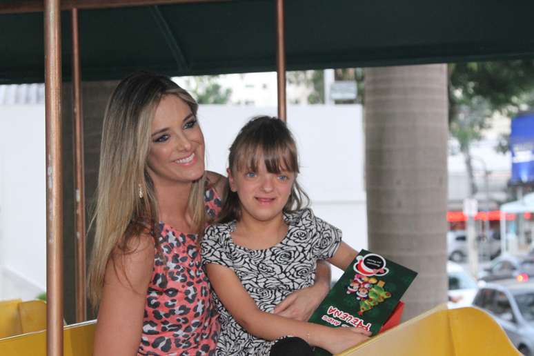 Ticiane Pinheiro e filha na festa de Rodrigo Faro