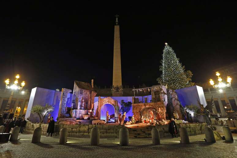 <p>A &aacute;rvore de Natal e o&nbsp;pres&eacute;pio tradicional&nbsp;do Vaticano s&atilde;o iluminados depois de uma cerim&ocirc;nia na Pra&ccedil;a de S&atilde;o Pedro, no Vaticano</p>