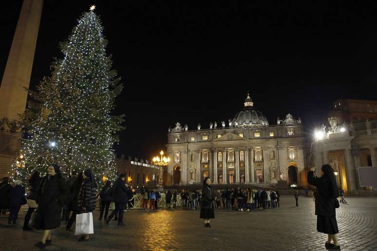 <p>A árvore de Natal do Vaticano próxima à Basílica de São Pedro</p>