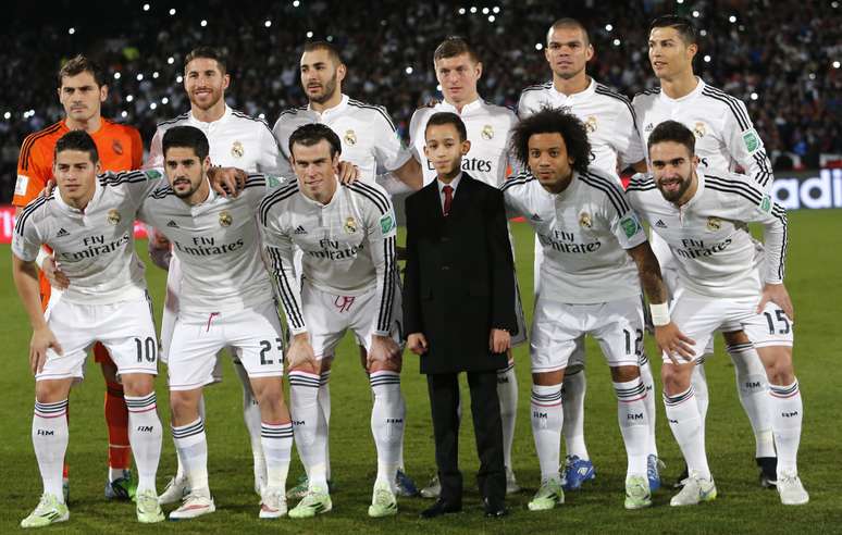 <p>Moulay Hassan posa para foto ao lado de atletas do Real Madrid antes de final</p>