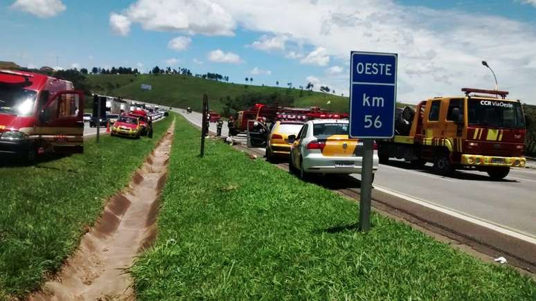 <p>Motorista do veículo que seguia para SP perdeu o controle do carro, invadiu a pista contrária e bateu de frente com o outro veículo </p>