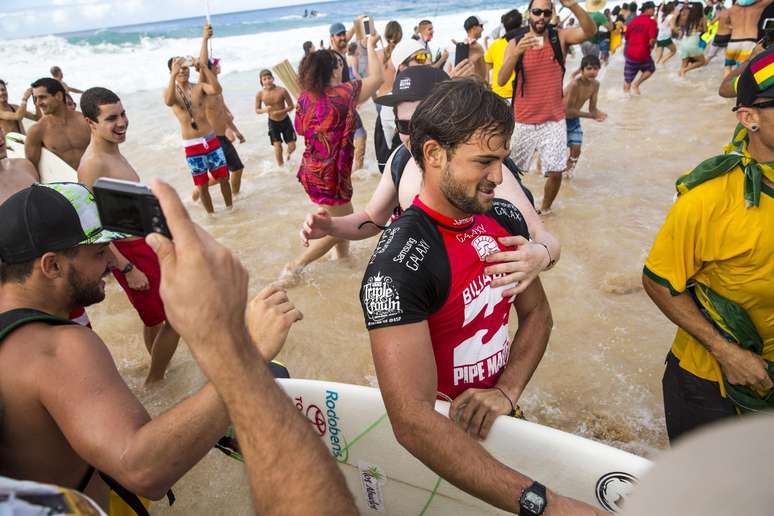 Alejo Muniz deixa mar após bateria em que ajudou Gabriel Medina 