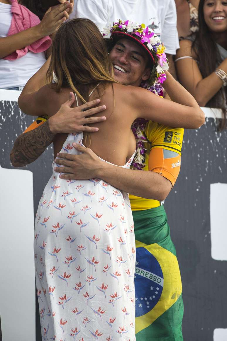 <p>Gabriel Medina recebe abraço de Lyndie, viúva de Andy Irons, após se sagrar campeão mundial</p>