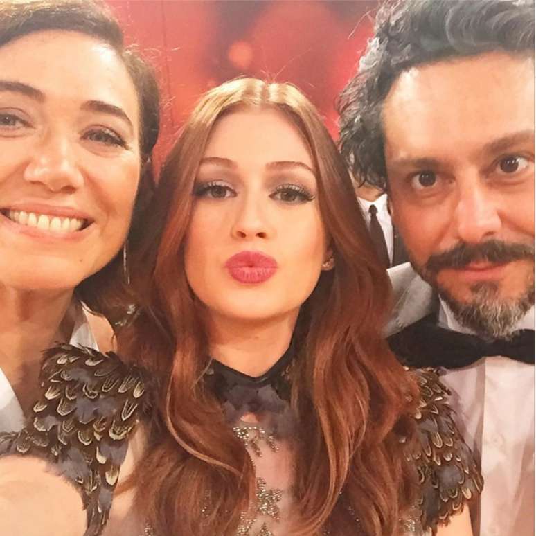 <p>Lília Cabral, Marina Ruy Barbosa e Alexandre Nero posam para selfie </p>