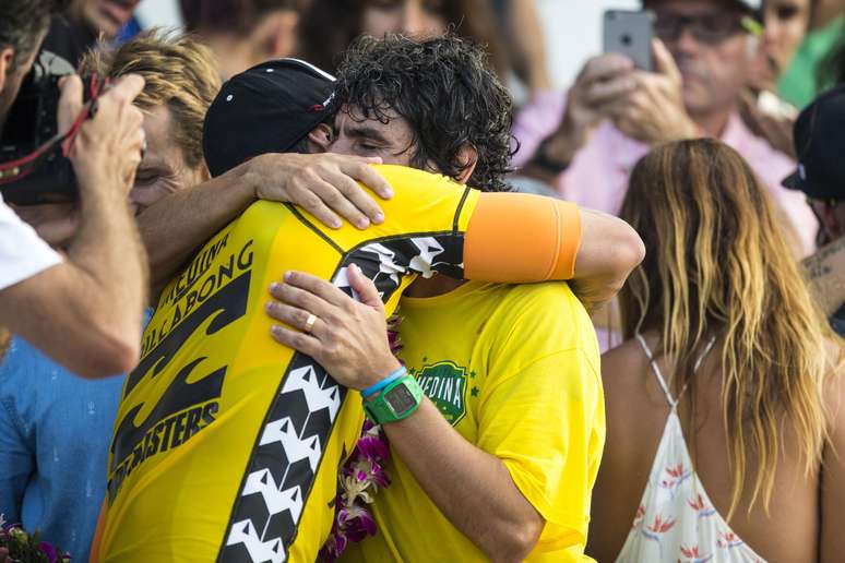 Medina abraça seu padrasto: relação de apoio e muito amor