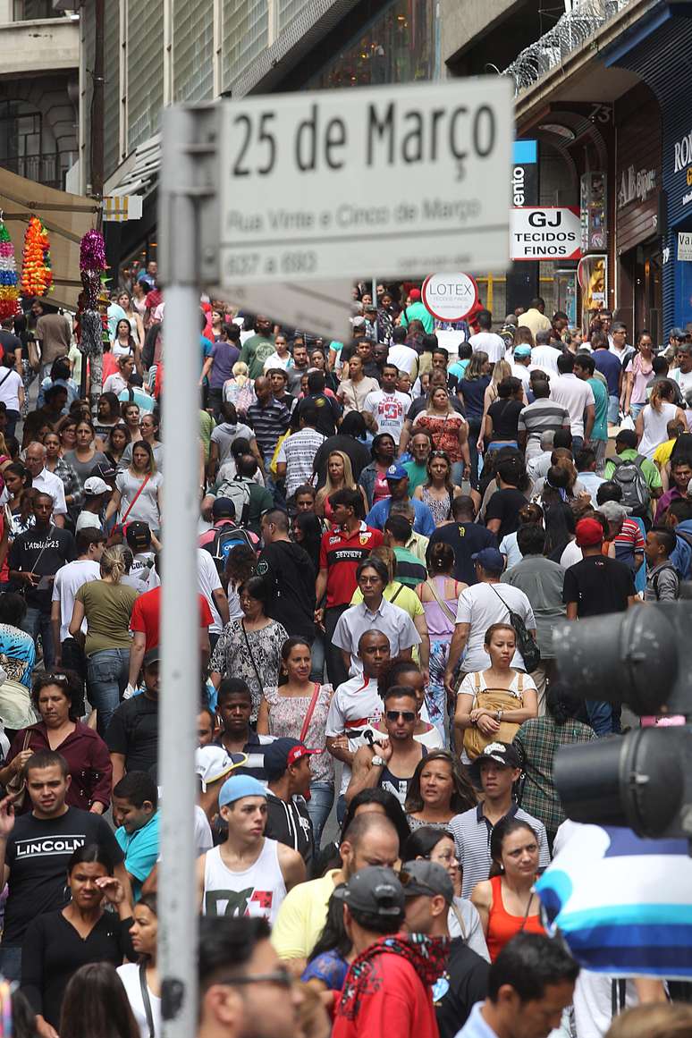 <p>Movimentação na rua 25 de Março, no centro de São Paulo</p>