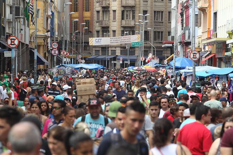 <p>Consumidores lotam a rua 25 de Março, no centro de São Paulo, na semana do Natal</p>