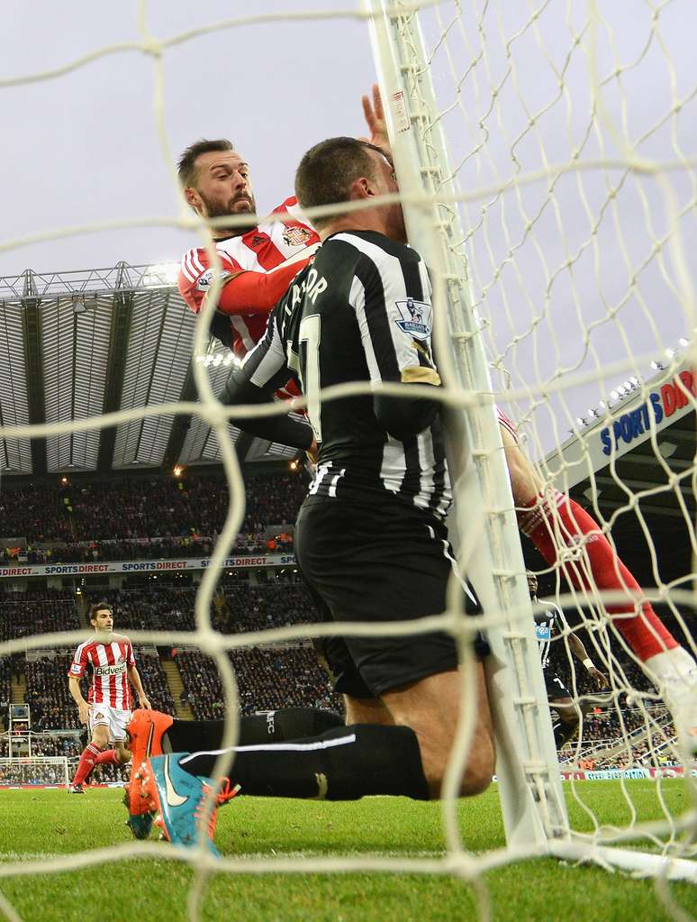 Steven Taylor, zagueiro do Newcastle, se chocou com a trave para evitar gol 