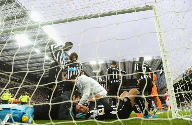 Steven Taylor, zagueiro do Newcastle, se chocou com a trave para evitar gol 