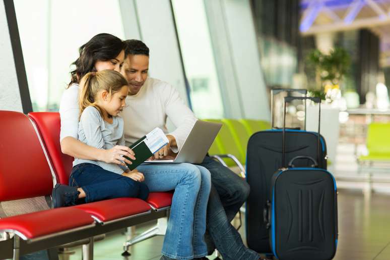  Chegue com maior antecedência no aeroporto para embarcar. A recomendação padrão em voos internacionais costuma ser de 3 horas antes na fila do check-in. 