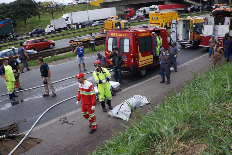 Três pessoas morreram no local, segundo os bombeiros