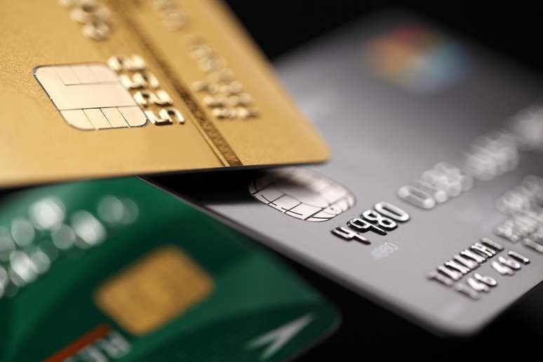 Juros do cartão de crédito atingem 295% ao ano
