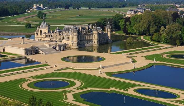 Famoso no Brasil por ter sido o palco do casamento de Ronaldo e Daniella Cicarelli, o Castelo Chantilly, na França, é um dos belos exemplos de arquitetura do Renascimento