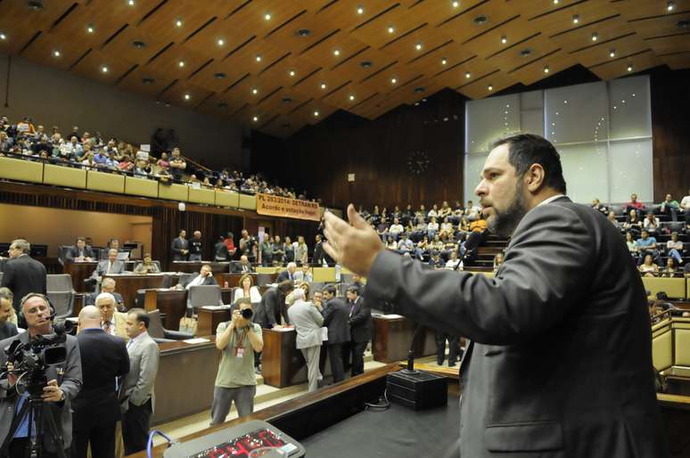 O deputado estadual Mano Changes (PP) bateu boca com os manifestantes nas galerias, e teve o pronunciamento interrompido em vários momentos