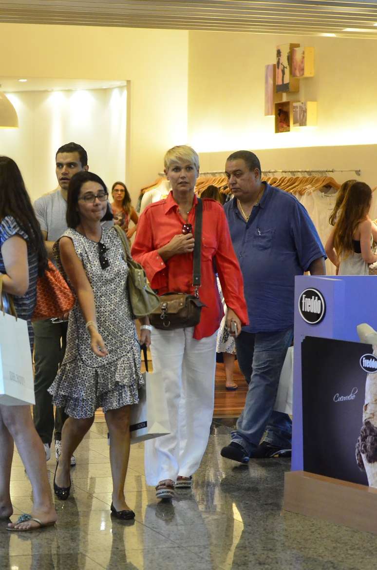 Xuxa foi vista em um shopping do Rio de Janeiro nesta segunda-feira (22)