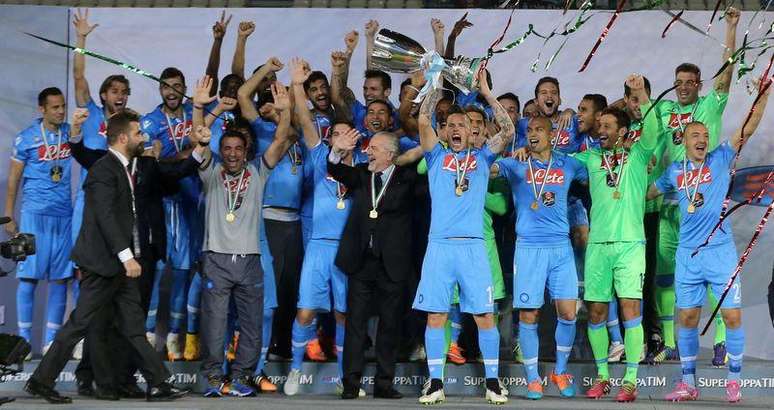 Jogadores do Napoli comemoram conquista da Super Copa da Itália após vitória contra a Juventus em Doha.