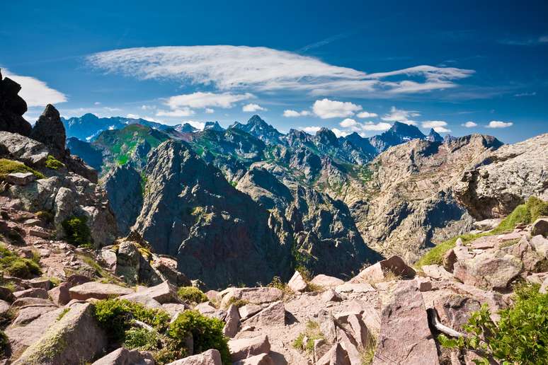 <p><strong>GR20 (Fran&ccedil;a)</strong>: Quem se aventura a atravessar a ilha de C&oacute;rsega a p&eacute; &eacute; brindado com cen&aacute;rios de florestas, lagos glaciais, picos nevados, plan&iacute;cies e crateras. O caminho de 200 quil&ocirc;metros foi criado nos anos 70 e n&atilde;o &eacute; f&aacute;cil: traz subidas e descidas &iacute;ngremes e trechos cheios de rochas escorregadias.</p>